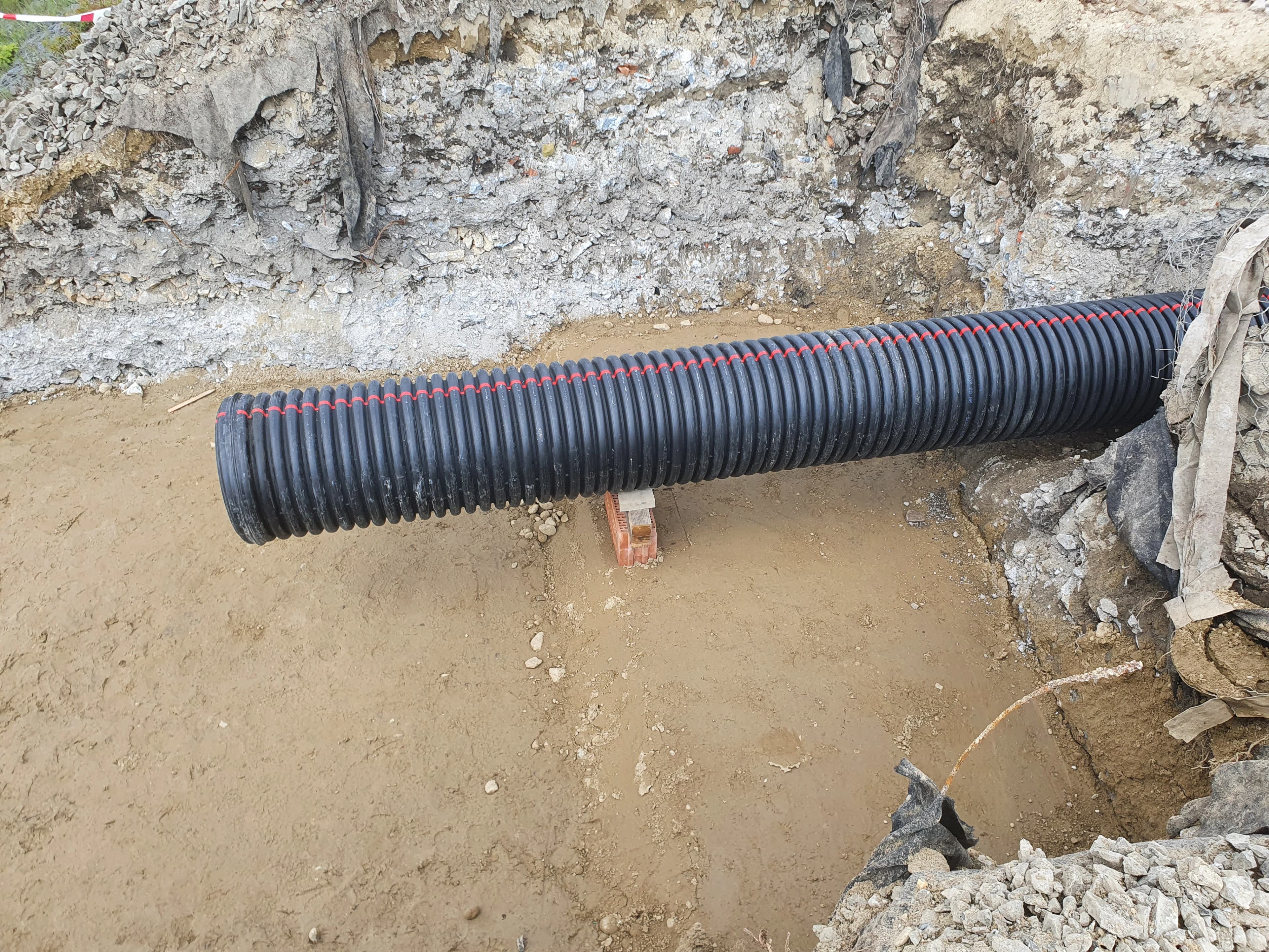 Csatornázási kivitelezés földmunkával és nehézgépekkel