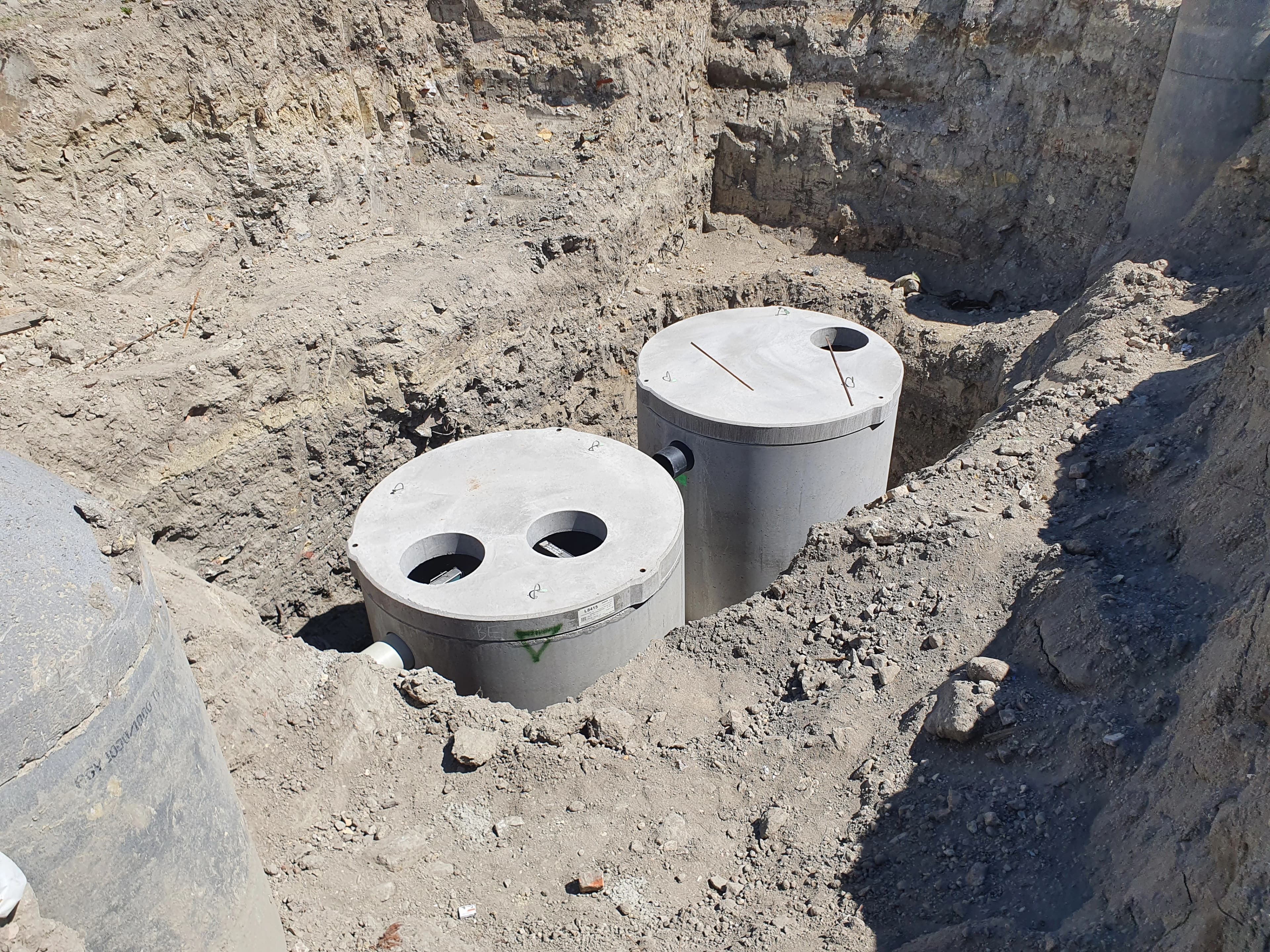 Mélyépítési és közműépítési munkafolyamat a helyszínen